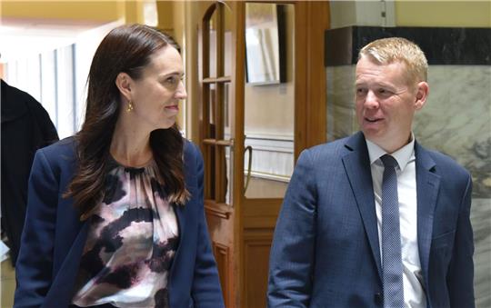 Jacinda Ardern (l) wird das Zepter bald in die Hand von Chris Hipkins geben.