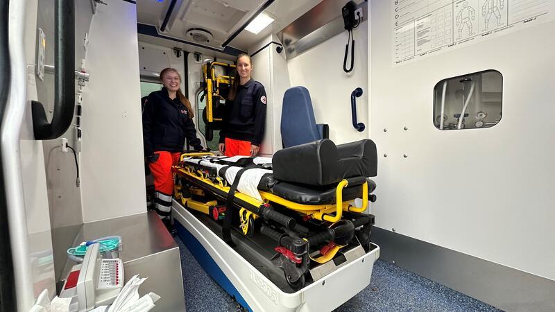 Jacqueline Bryla (links) und Lena Gruhne von der DRK-Bereitschaft sind mit der Ausstattung des neuen Rettungswagens zufrieden.
