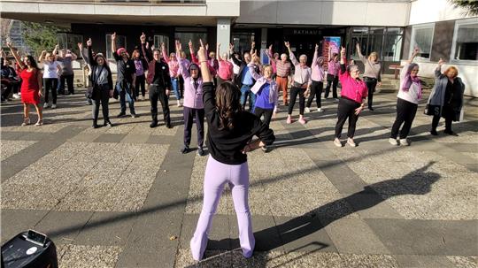 Jacqueline Eckel vom Bad Harzburger Kunstkarussell leitet die Tanzdemo vor dem Rathaus an.