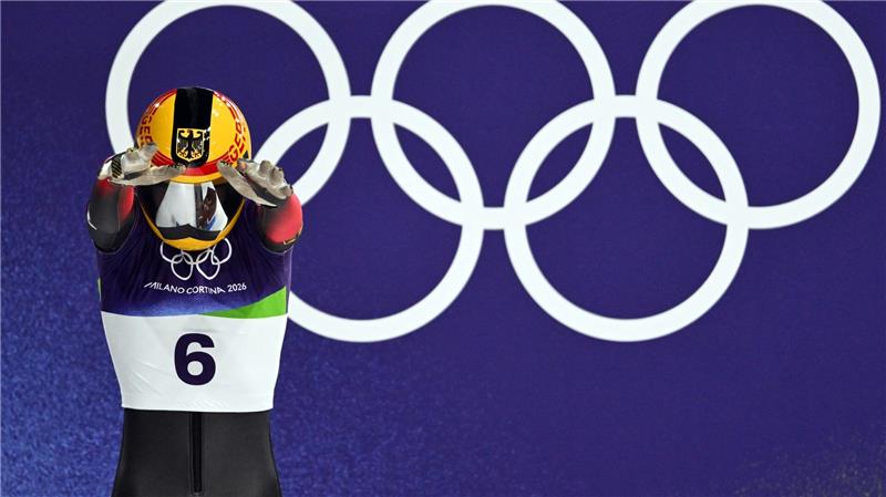 Jacqueline Pfeifer bereitet sich auf den Start mit ihrem Skeleton bei den Olympischen Winterspielen Mailand Cortina 2026 vor.