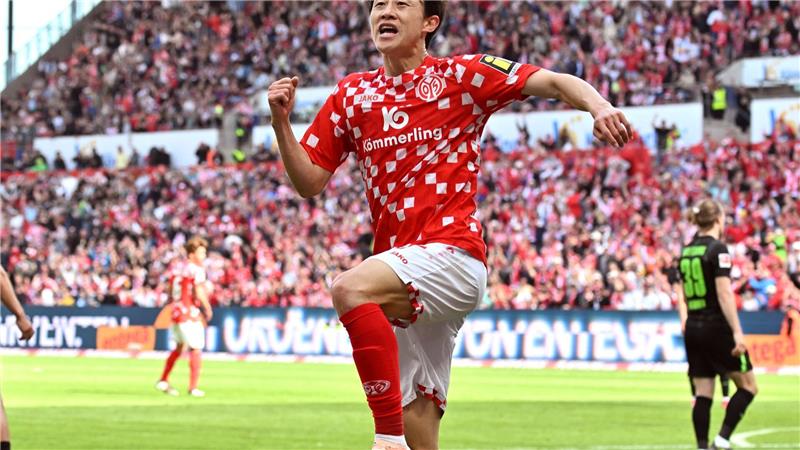 Wolfsburg holt 2:2 in Mainz auf den letzten Drücker Jae-Sung Lee jubelt nach seinem Ausgleichstor