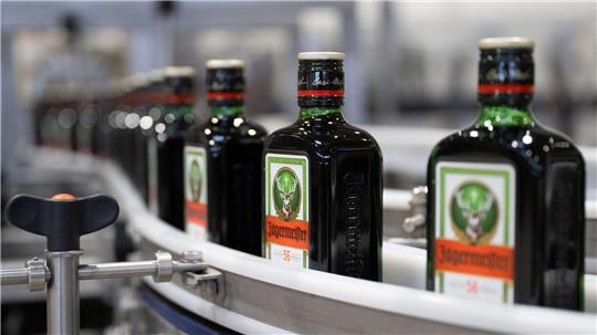 Jägermeister trotzt dem schwachen Markt und verkauft deutlich mehr Flaschen seines Kräuterlikörs. (Archivbild)