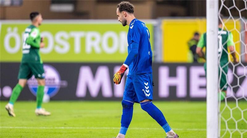 Paderborn springt auf Platz zwei - 3:0 gegen Regensburg Jahn-Keeper Felix Gebhardt konnte die Niederlage auch nicht verhindern.