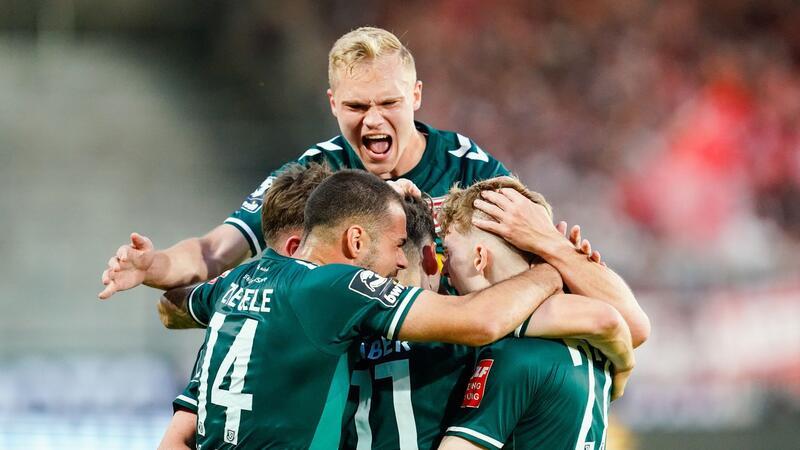 Regensburg zurück in der 2. Liga - Sieg beim SV Wehen Jahn Regensburg hat den Aufstieg in die 2. Liga perfekt gemacht.