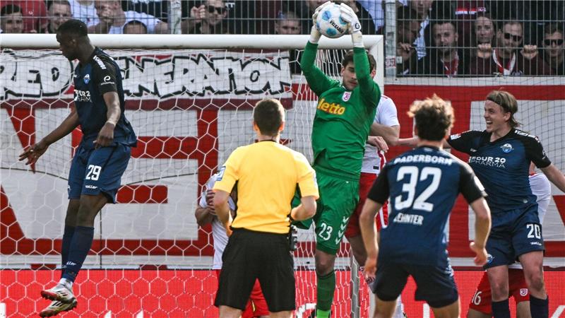 Nullnummer in Regensburg zu wenig für SC Paderborn Jahn-Torwart Julian Pollersbeck fängt eine Hereingabe ab.