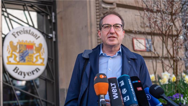 CDU/CSU-Kabinettsliste: Erfahrung und kleine Überraschungen Jahrelang steuerte Alexander Dobrindt die CSU-Linie durch die Berliner Bundespolitik - nun wechselt er erneut ins Kabinett.