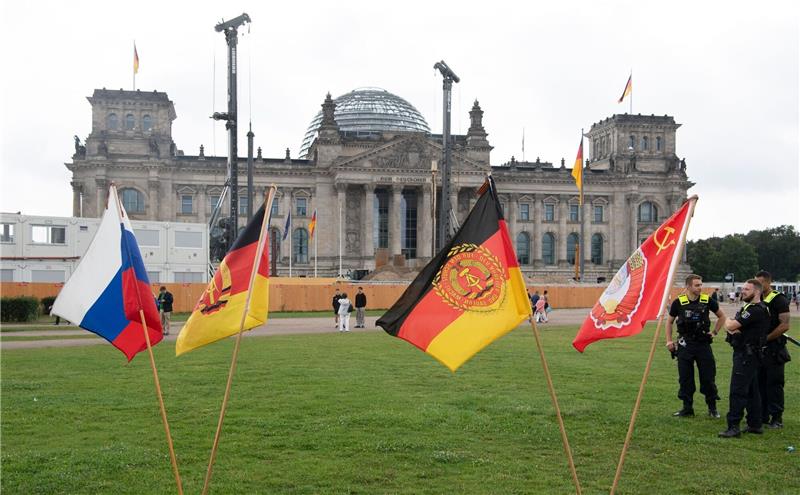 Sturm auf Reichstag: Kaum „Reichsbürger” zum Jahrestag Jahrestag der Erstürmung des Reichstagsgebäudes: Fahnen stehen heute bei einer rechtsextremen Kundgebung vor dem Reichstagsgebäude.