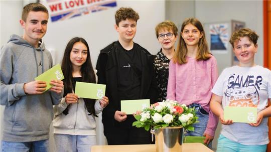 Jahrgangsbeste der Realschule Goldene Aue mit Realschulrektorin Ulrike Eilers (3.v.r.): Fynn Baumbach (v.r.) Charlotte Robbers, Felix Berkhoff, Rashin Delshad und Leon Zygar.
