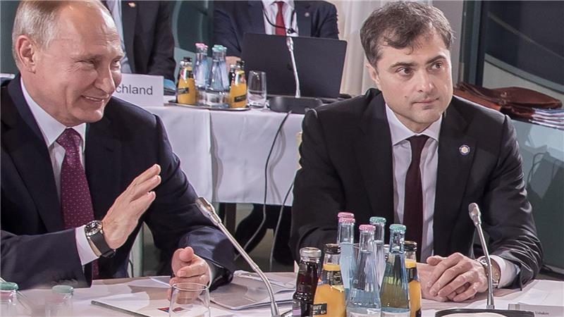 Jahrleang galt Wladislaw Surkow als einer der wichtigsten Berater von Kremlchef Wladimir Putin (l). (Archivbild)