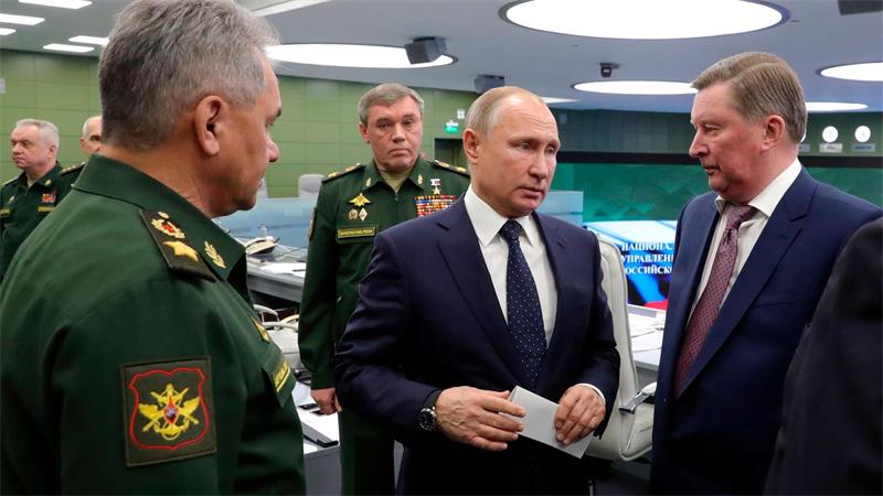 Ehemaliger russischer Vizeregierungschef Iwanow gestorben Jahrzehntelang arbeiteten Sergej Iwanow (r.) und Kremlchef Wladimir Putin (m.) eng zusammen. (Archivbild)