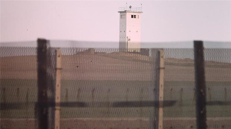 Jahrzehntelang bietet sich Passanten zwischen Weißen Roß und Abbenrode dieser Anblick: Der Eiserne Vorhang durchschneidet die Landschaft, dahinter der Beobachtrungsturm der DDR-Grenztruppen auf dem Sandbrink.