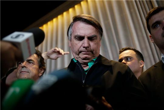 Jair Bolsonaro, ehemaliger Präsident von Brasilien, umgeben von Journalisten in einem Restaurant in Belo Horizonte.