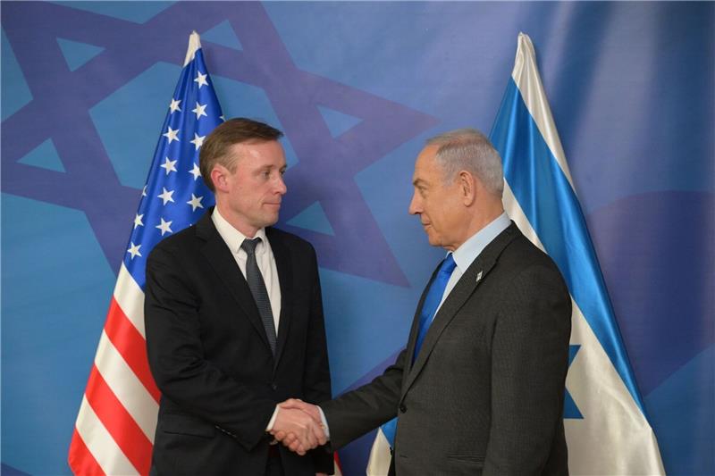 Jake Sullivan (l), Nationaler Sicherheitsberater der USA, hat nach Angaben des Weißen Hauses mit Israels Regierungschef Benjamin Netanjahu über einen möglichen Übergang zu militärischen «Operationen geringerer Intensität» in Gaza gesprochen.