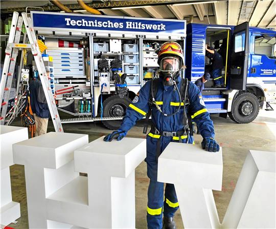 Jakob John trägt die Atemschutzausrüstung, die zum Beispiel immer dann erforderlich ist, wenn es in der Umgebung stark staubt oder die Luft knapp wird. Foto: Weiss