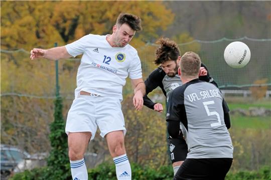Jakob Kastern köpft den Ball in der 55. Spielminute zum 4:0 für die TSG Bad Harzburg in das Tor des VfL Salder. Foto: Drechsler