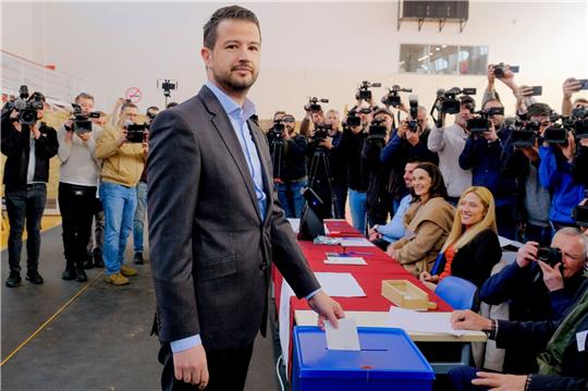 Jakov Milatovic ist klarer Gewinner bei der Präsidentenwahl in Montenegro. Der Wirtschaftswissenschaftler befürwortet unter anderem eine Annäherung an Serbien.