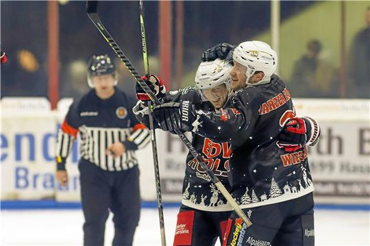 Jakub Wiecki (re.), hier beim Torjubel mit Filip Kafka beim 10:2-Sieg gegen die Salzgitter Icefighters, ist genesen und wird der Mannschaft am Wochenende zur Verfügung stehen. Foto: Drechsler