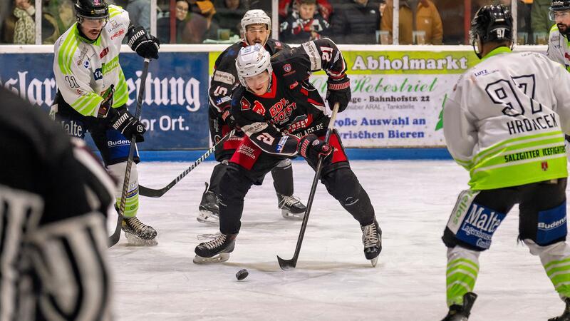 Jakub Wiecki wird mit den Harzer Falken gegen Bremen gefordert.
