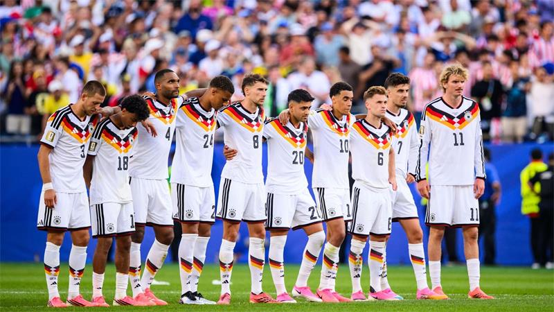 Bayern: Kein Hinweis auf drohendes Karriereende bei Musiala Jamal Musiala (4. von rechts) trifft - aber Deutschland scheidet bei der Fußball-WM gegen Paraguay aus. (Archivbild)