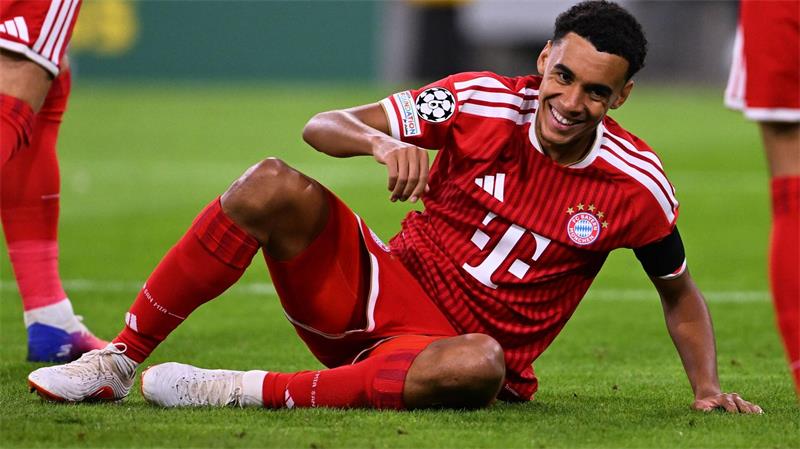 Jamal Musiala am Boden - aber diesmal mit einem Lächeln im Gesicht. Es war nichts passiert. 