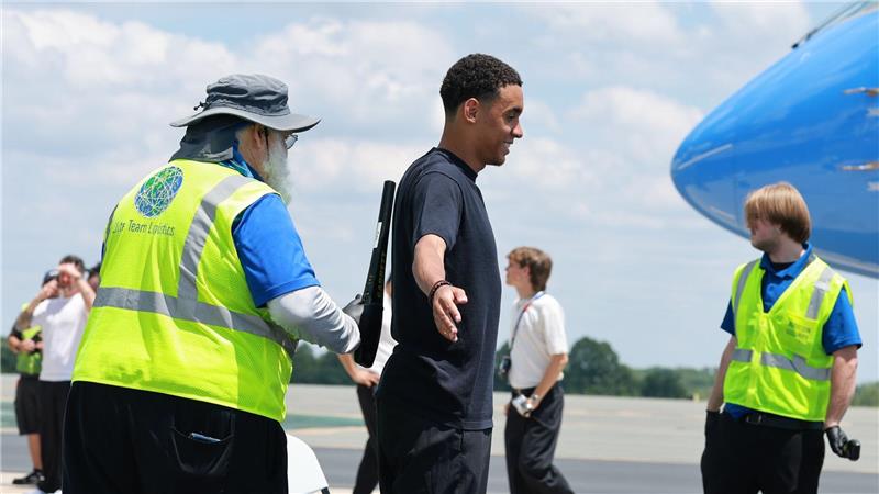 Jamal Musiala beim Security-Check vor dem Abflug der DFB-Elf. 