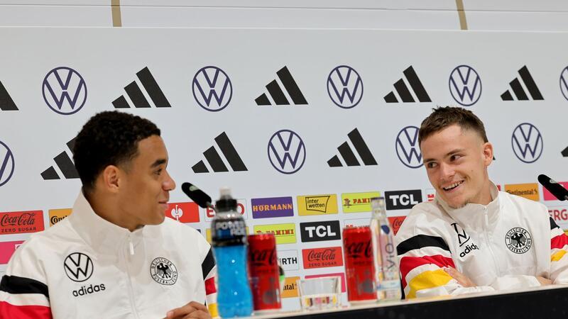 18 Jahre nach „Poldi“ und „Schweini“: EM-Show mit „Wusiala“ Jamal Musiala (l) und Florian Wirtz bei der DFB-Pressekonferenz in Herzogenaurach.
