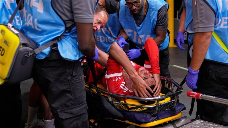 Harte Neuer-Kritik an Donnarumma nach Musiala-Verletzung Jamal Musiala liegt verletzt auf einer Trage.