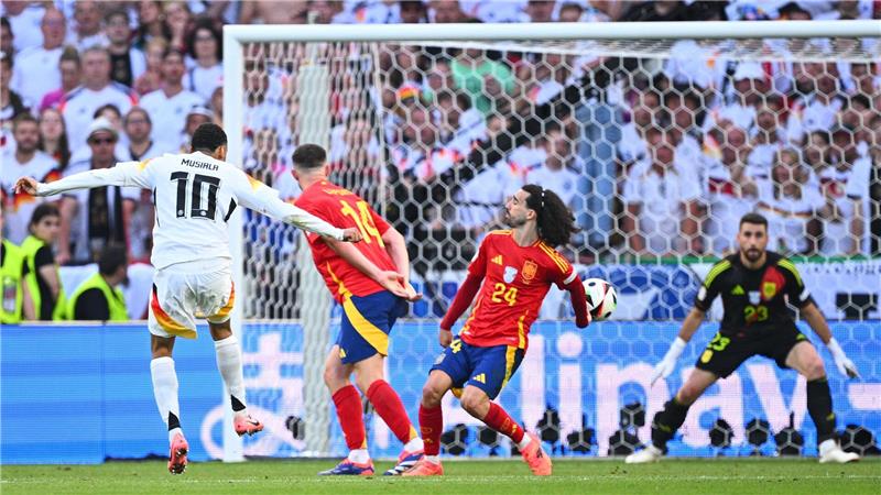 Pikantes Wiedersehen: Kimmich ohne Groll auf Schiri Taylor Jamal Musiala schießt - und Spaniens Marc Cucurella wehrt den Ball im EM-Viertelfinale mit dem abgespreizten Arm ab.