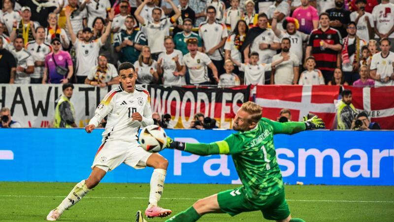 Nach Blitz und Donner: DFB-Team stürmt ins Viertelfinale Jamal Musiala überwand Torhüter Kasper Schmeichel und traf zum 2:0.