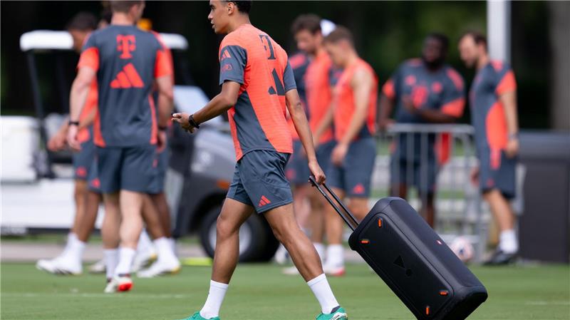 WM-Flop droht: Bayern-Stars „auf gepackten Koffern“ Jamal Musiala zieht eine Musikbox auf den Trainingsplatz. Gegen Flamengo soll der Bayern-Star auf dem Platz für die Musik sorgen.