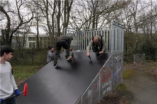 Jamayn Link (v.li.), Gero Laube, Simon Leyde und Florian Hinz befestigen die neuen Holzplatten für die Skate-Bahn. Foto: Bode