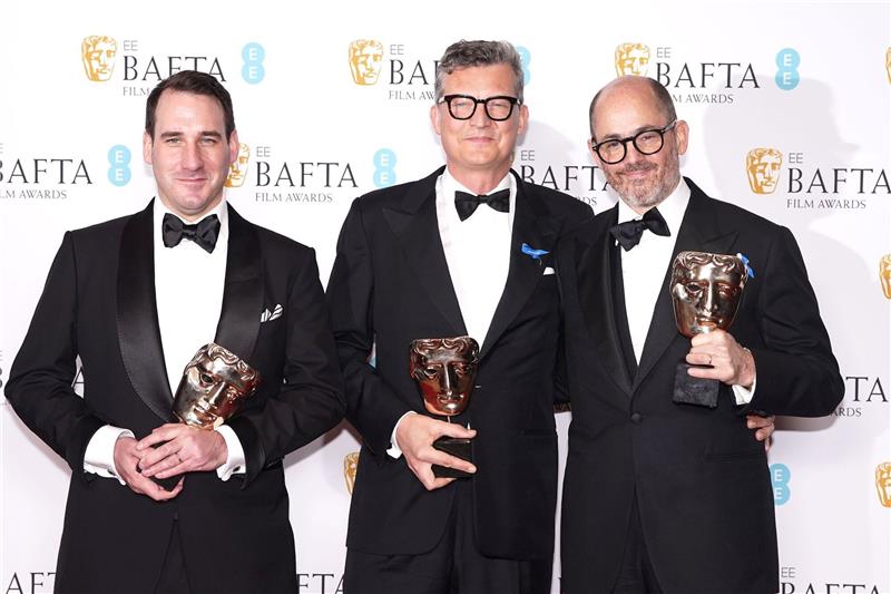„Im Westen nichts Neues” räumt bei den Baftas ab James Friend (l-r), Malte Grunert und Edward Berger posieren mit ihren Bafta-Trophäen.