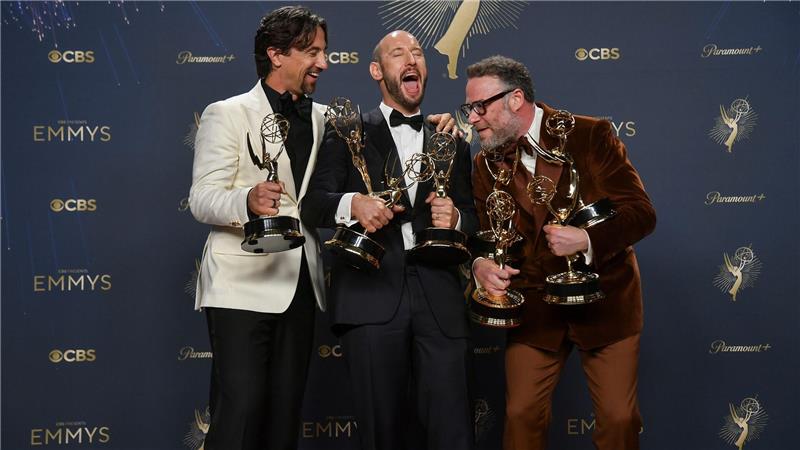 James Weaver, Evan Goldberg und Seth Rogen jubeln während der 77th Primetime Emmy Awards im Peacock Theater.