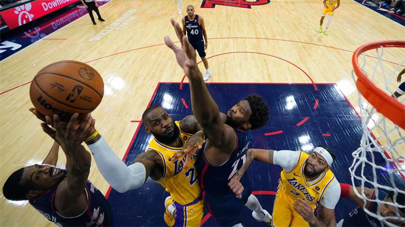 NBA-Legende James noch mal auf Titeljagd - Trump ätzt James und Embiid (beide Mitte) sind jetzt Teamkollegen. (Archivbild)
