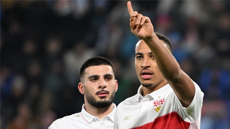 Jamie Leweling (r) und Deniz Undav freuen sich über das Tor zum 2:0.