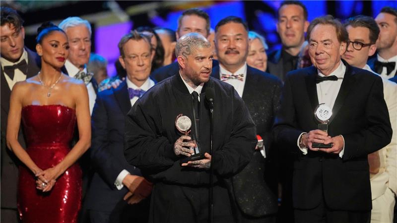 Jamie Lloyd, Mitte, nimmt am 8. Juni den Preis für die beste Wiederaufnahme eines Musicals für „Sunset Boulevard“ während der 78. Tony Awards in der Radio City Music Hall entgegen - links neben ihm Nicole Scherzinger, rechts neben ihm Webber. (Archivbild)