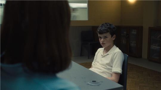 Jamie Miller (Owen Cooper) in der britischen Netflix-Serie „Adolescence“ im Gespräch mit der Psychologin Briony Ariston (Erin Doherty). 