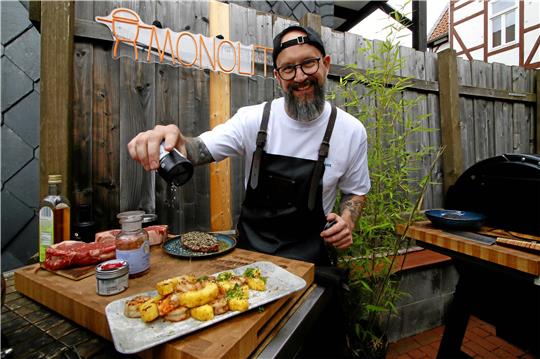 Jan Andree ist seit Jahren als Grill-Influencer unterwegs. Seine Videos erreichen Millionen Menschen. Für das Sommergrillen empfiehlt er Garnelen-Ananas-Spieße und Thunfisch. Foto: Epping