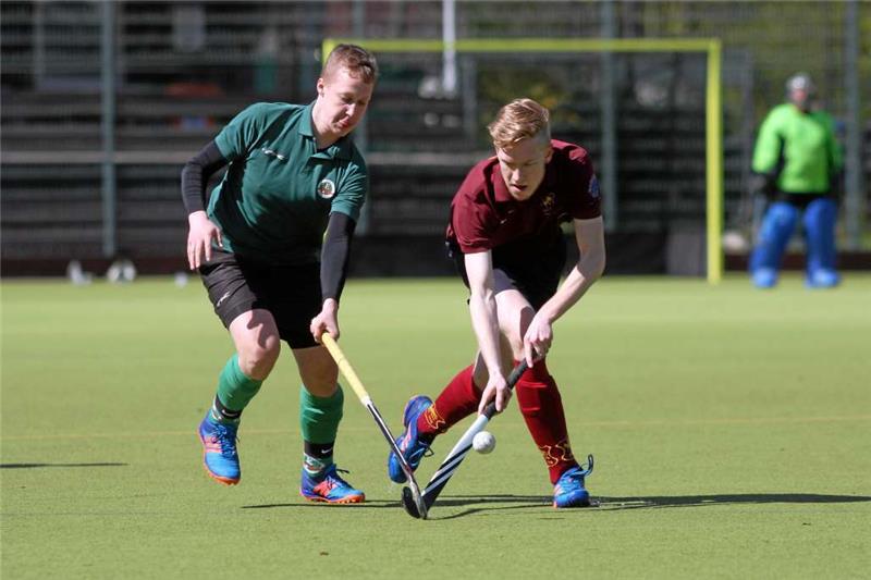Jan Barckmann (re.) vom GHC 09 ist in dieser Szene schneller als sein Gegenspieler aus Hildesheim.   Foto: Gietemann
