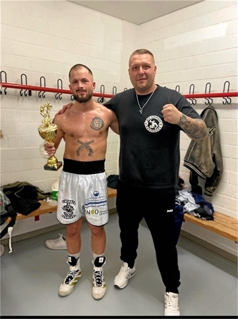 Boxer Jan Camp feiert klaren Punktsieg in Flensburg Jan Camp (li.) und sein Trainer Max Ristig von der Boxschmiede Magdeburg freuen sich über den Punktsieg in Flensburg. Foto: Privat
