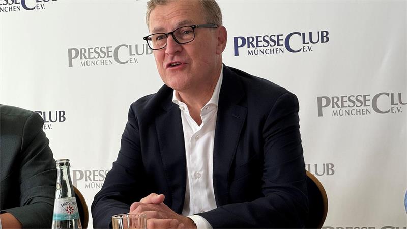 Jan-Christian Dreesen und der FC Bayern verlängern die Zusammenarbeit. (Archivbild)