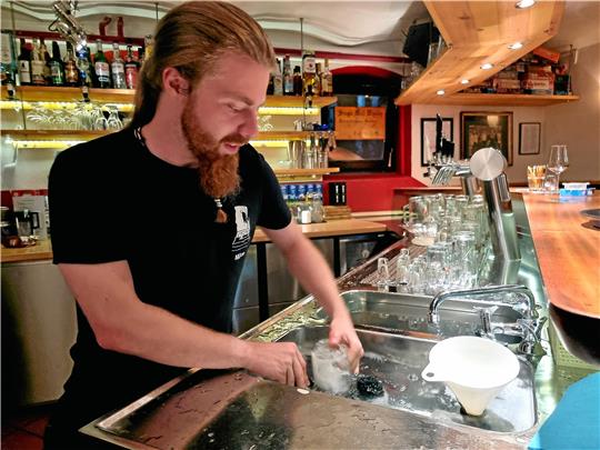 Jan Eggeling ist einer der Barkeeper im Kellerclub. Biergläser zu spülen, verbraucht laut Orga-Team der Studentenkneipe nicht so viel Wasser wie bei klebrigen Cocktails. Erst wenn das neue Gläserspülgerät da ist, werden die siruphaltigen Mixgetränke wieder angeboten. Fotos: Kellerclub