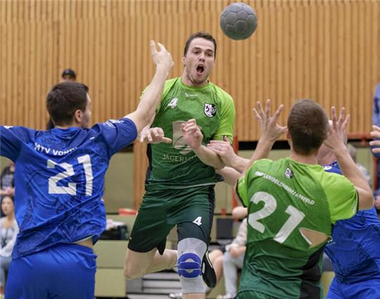 Jan Ermrich, der hier im Hinspiel gegen Vorsfelde auf Tristan Pahlen ablegt, trägt sechs Treffer zum 26:23-Auswärtssieg der HSG Langelsheim/Astfeld bei. Foto: Drechsler