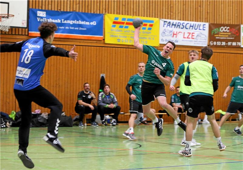 Bei der HSG Langelsheim/Astfeld läuft es prima Jan Ermrich zieht durch. Gegen den HSC Ehmen trägt er vier Tore zum Erfolg bei. Jetzt ist die Mannschaft von Trainer Jens Märsch heiß auf das Spitzenspiel gegen SV Fortuna Lebenstedt. Foto: Neuendorf