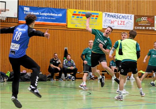 Jan Ermrich zieht durch. Gegen den HSC Ehmen trägt er vier Tore zum Erfolg bei. Jetzt ist die Mannschaft von Trainer Jens Märsch heiß auf das Spitzenspiel gegen SV Fortuna Lebenstedt. Foto: Neuendorf
