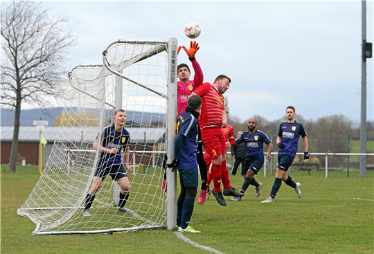 Jan Fenker, Torwart des WSV Wiedelah, kommt hier vor Harlingerodes Maximilian Finger an den Ball. Am Ende steht ein 1:1 an der Planstraße zu Buche. Foto: Neuendorf