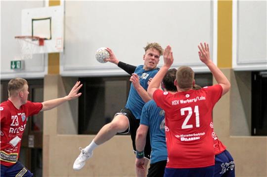 Jan Gehlhar (am Ball) trägt acht Tore zum 30:29-Erfolg der HSG Bad Harzburg/Vienenburg gegen den HSV Warberg/Lelm II bei. Foto: Gietemann