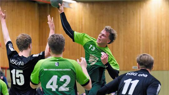 Jan Gehlhar von der HSG Langelsheim/Astfeld, hier im Heimspiel gegen die HSG Oha, trifft sieben Mal in Moringen und führt damit die im Team sehr breit gestreute Torausbeute an. Foto: Drechsler