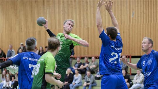 Jan Gehlhar von der HSG Langelsheim/Astfeld nimmt genau Maß und markiert einen seiner fünf Treffer beim 28:23-Erfolg gegen den MTV Vorsfelde II. Foto: Drechsler