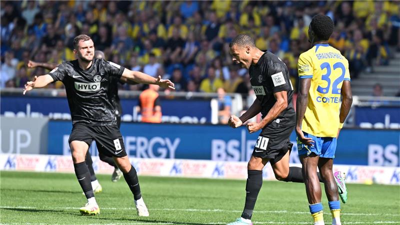 Jan Gyamerah feiert sein Tor zum 2:1 für Elversberg.